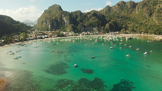 蓝水海湾中的旅游船 游艇 海洋 夏天 多于 巡航 旅游理念图片