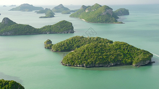 在旅游苏梅岛天堂热带度假胜地附近的 Ang Thong 国家海洋公园鸟瞰海洋岛屿的全景鸟瞰图 泰国湾的群岛 田园诗般的自然背景 图片