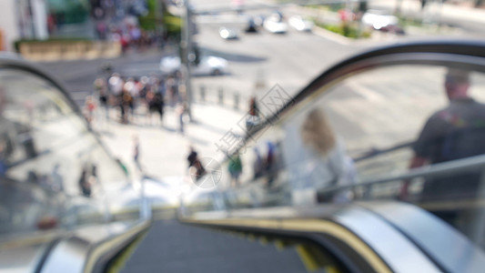 通过自动扶梯的透视图 在美国拉斯维加斯大道的道路交叉口人行横道上散焦的无法辨认的人群 拥挤的市中心人行道上匿名模糊的行人图片