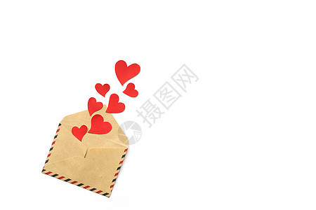 情人节那天红色的心从孤立在白色背景上的信封 爱情观 复制空间图片