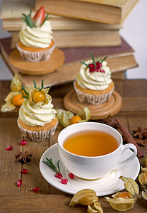 秋秋和冬季烘烤糕点 健康松饼 带有传统的秋季香料和茶杯 白色大理石桌 复制空间 南瓜 热的图片