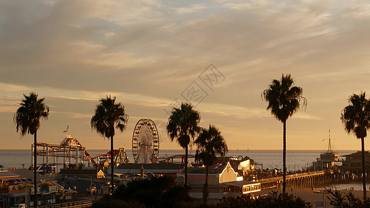 经典的摩天轮 圣塔莫尼卡太平洋海滩度假村码头的游乐园 夏季加州美学 标志性景观 美国加利福尼亚州洛杉矶的象征 日落金色的天空和景图片