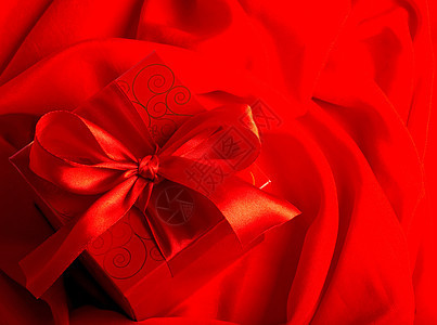 情人节 以红背景的心为形式赠送糖果 爱 喝图片