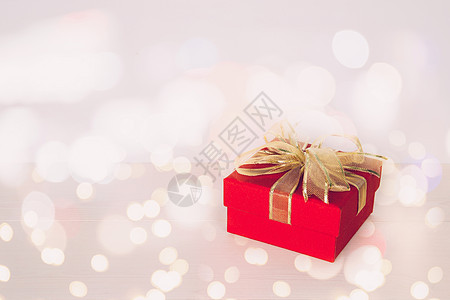 木桌上的红色礼盒 有散景背景 爱情和浪漫 在庆祝活动和周年纪念日礼物 桌上有惊喜 生日快乐 复制空间 没人 情人节概念 纸 浪漫图片