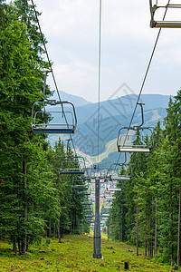 山上滑雪电梯夏季日景 森林 短途旅行 松树 索道 闲暇图片