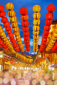 夜里李江老城与观光客在中国云南 世界遗产 中国灯笼 木头图片