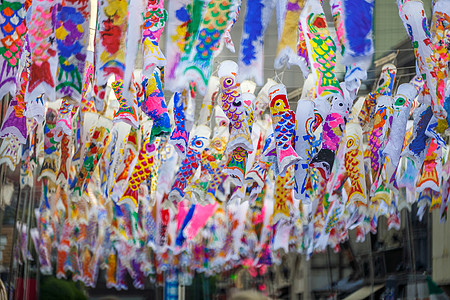 日本玉川谷 Kawagoe 的多彩巨雕流或“Koinobori 日文 ”图片