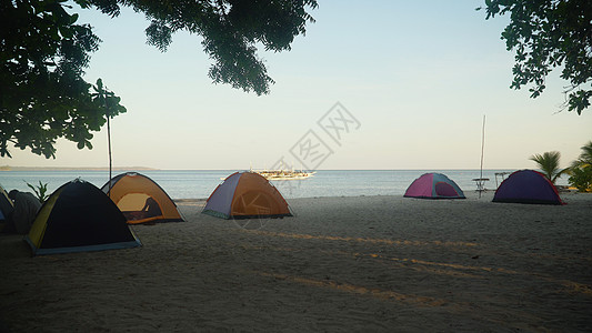 在热带海滩露营的帐篷图片