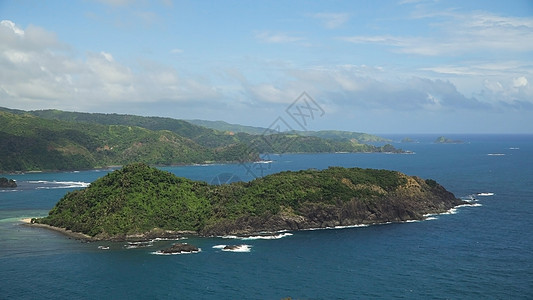 热带岛屿 海滩 岩石和海浪 菲律宾卡坦杜纳斯 礁 山脉图片