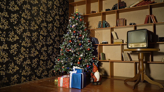 盛装的圣诞树 房间 冷杉 庆祝 金子 红色的 假期图片