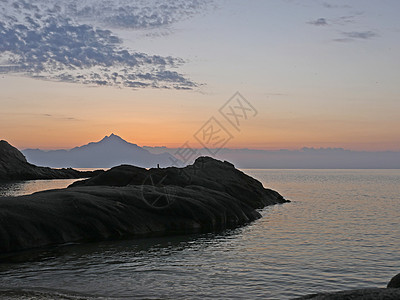 日出在海山之间 云 夏天 自然 地中海 海洋 橙子图片