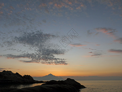 日出在海山之间 假期 海岸线 反射 天 美丽的 马尔马里斯 早晨图片