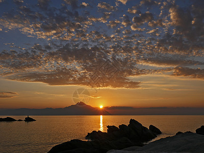 日出在海山之间 日落 天空 地中海 晚上 山脉 阳光 黎明图片