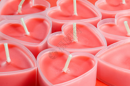 在情人节的红色背景下 以心的形式 粉红蜡烛 仪式 花图片