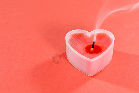 在情人节的红色背景下 以心的形式 粉红蜡烛 桌子 柔和的图片