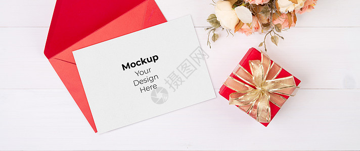 情人节 贺卡模型 木桌上的字母和花朵 空白明信片和桌上浪漫的礼品盒 周年纪念日和庆祝活动 顶视图 假日概念 标签 小样图片