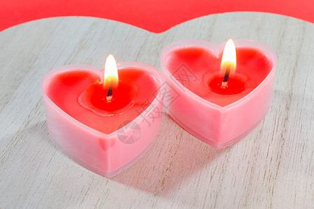 在情人节的红色背景下 以心的形式 粉红蜡烛 假期 火焰图片