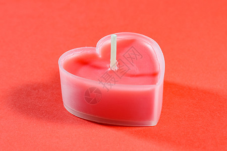 在情人节的红色背景下 以心的形式 粉红蜡烛 仪式 桌子图片