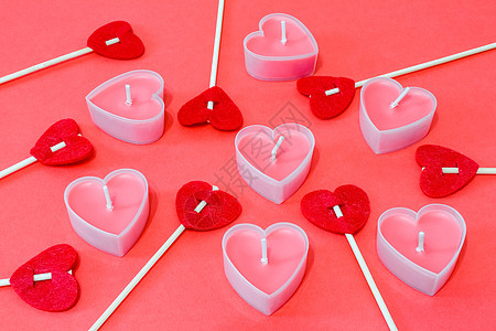 在情人节的红色背景下 以心的形式 粉红蜡烛 美丽 浪漫的背景图片