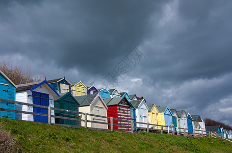 深蓝色天空的海滩小屋 多彩的海滩小屋图片