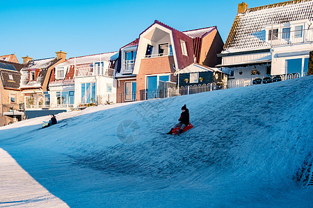 荷兰冬季在 Urk 荷兰积雪覆盖的堤坝 荷兰语图片