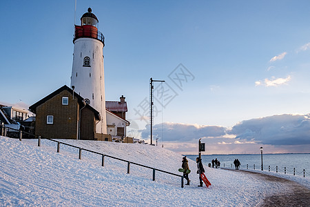 荷兰冬季在 Urk 荷兰积雪覆盖的堤坝 冬天图片