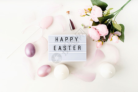 复活节快乐光盒 装饰着面条彩蛋和羽毛图片