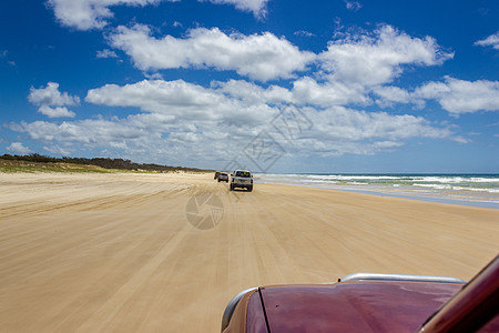 在弗雷泽岛的主要交通公路上行驶的汽车-面向太平洋的宽阔湿沙滩海岸-长 75 英里的海滩图片