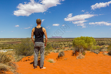 年轻男子对康纳山视而不见 澳大利亚北区澳洲外的壮观风景之一 澳大利亚北部图片