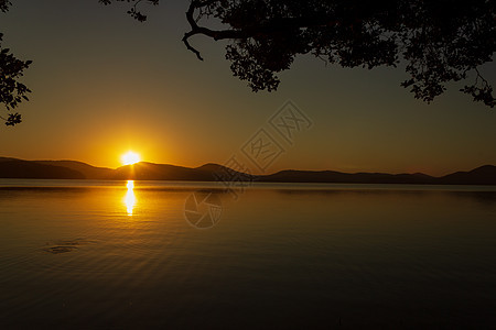 澳大利亚新南威尔士州克劳迪湾国家公园湖上空美丽的日落 沙丘 河图片