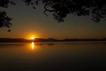 澳大利亚新南威尔士州克劳迪湾国家公园湖上空美丽的日落 远景 悉尼图片