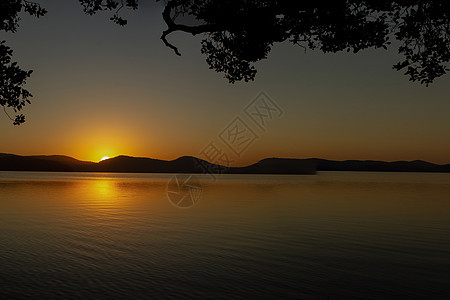 澳大利亚新南威尔士州克劳迪湾国家公园湖上空美丽的日落 山 远景图片