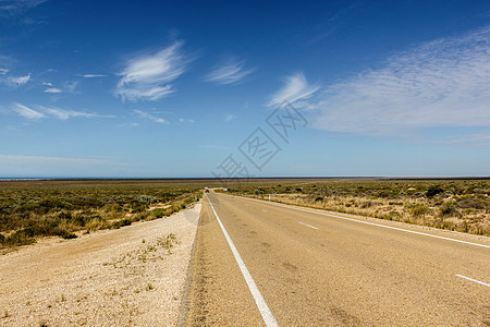 澳大利亚南澳大利亚纳拉伯沙漠艾尔高速公路上的汽车图片