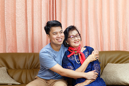成年儿子回家后 在母亲日拥抱妈妈 日本人 印度尼西亚图片