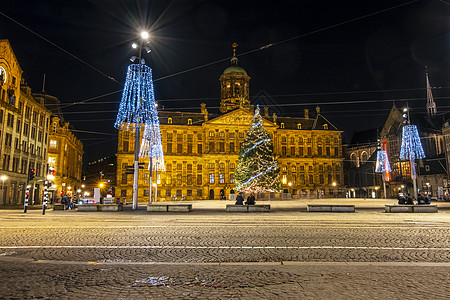在荷兰阿姆斯特丹大坝广场上的圣诞节 晚上在荷兰 市中心 商店图片