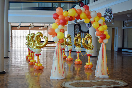 多色气球的拱门 气球的装饰 婚礼的地方图片
