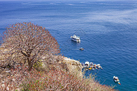 特雷米提群岛的景象 意大利圣多米诺岛 极地岩石海岸线的风景 航行 海滨图片