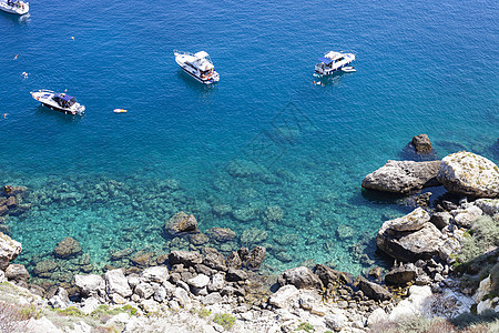 意大利圣多米诺岛的岩石海岸附近有船 极地岩质海岸线的风景图片