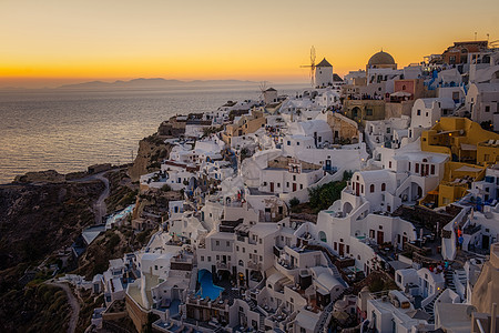希腊圣托里尼岛的Oia村Santorini 在日落时带有蓝色圆顶和白漆房屋 风车 地中海图片