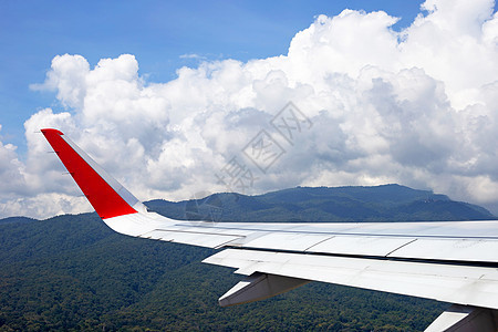 窗外的山 天空 云和飞机机翼图片