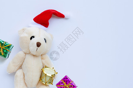 玩具熊在白色背景上戴着圣塔帽 圣诞假期概念 装饰风格 十二月图片