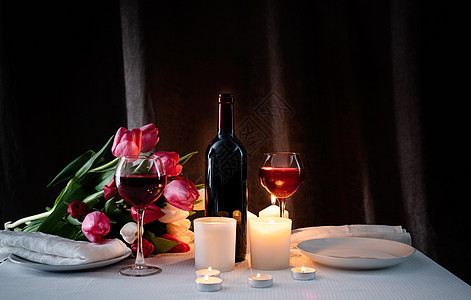 为黑暗背景的双恋人提供浪漫烛光晚餐 郁金香 周年纪念日图片