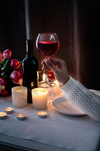 两位情人的浪漫烛光晚餐 女性手握着一杯酒图片