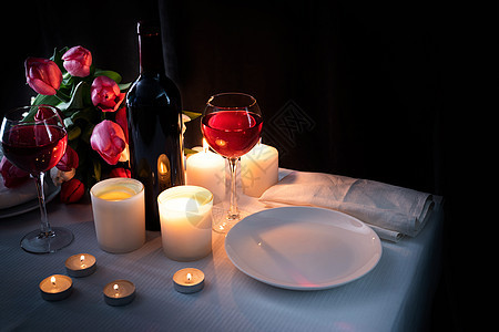 为黑暗背景的双恋人提供浪漫烛光晚餐 餐厅 约会图片