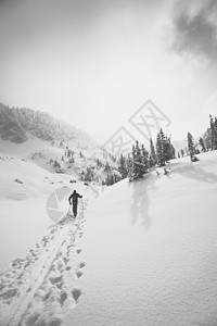 雪山滑雪者走过雪山的黑白照片图片