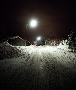 夜间白雪覆盖的街道图片