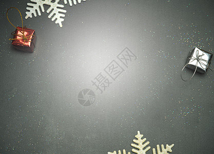优雅的圣诞背景复制空间 金色雪花和铃铛 闪亮的礼盒黑木纹背景 空的 桌子图片