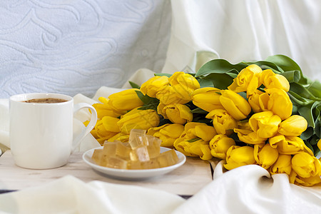 一束新鲜的黄色郁金香和含咖啡和自制果酱的早餐 在床上吃早餐 春天的花朵 春天和假期的概念 3 月 8 日 国际妇女节 自然 浪漫图片
