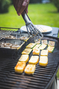 周末BBQ 烤奶酪和蔬菜 在煤气烧烤炉上 室外 烧烤叉 户外图片