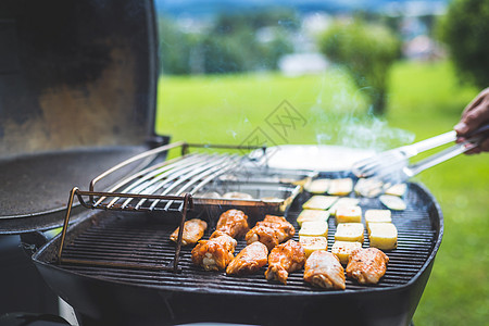 周末BBQ 鸡翅 奶酪和蔬菜 在煤气烤架上 室外 后院 肉图片